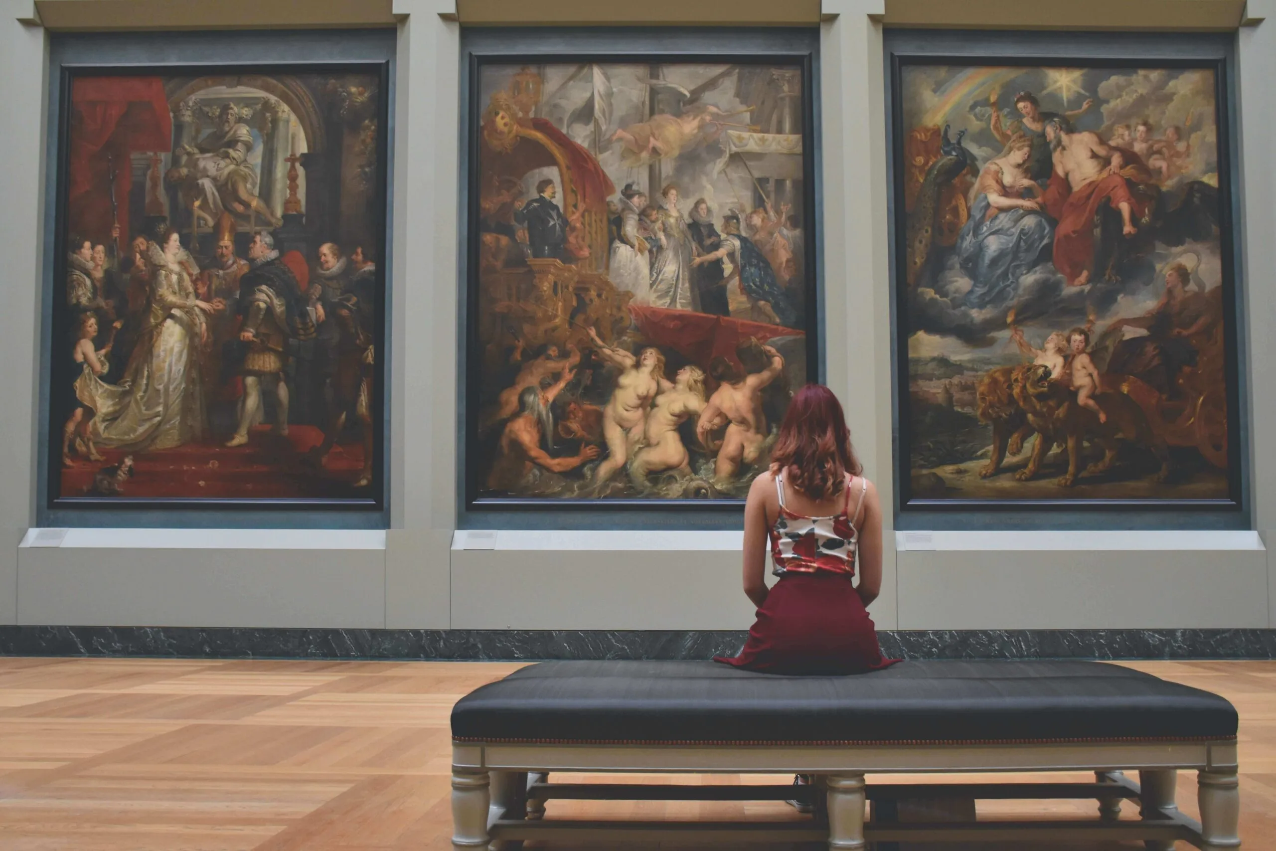 Jeune femme assise dans un musée